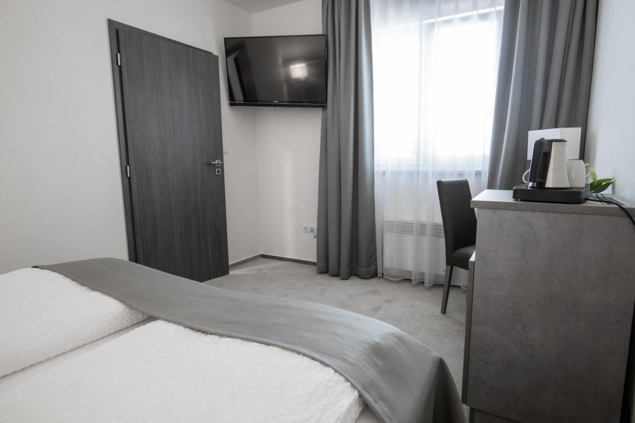 Fast Lane Hotel
